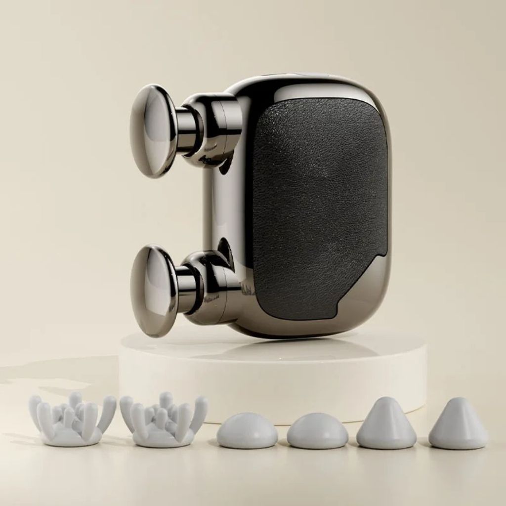 Packshot du mini pistolet de massage sur un socle, six têtes interchangeables alignées au sol : mains, dômes et cônes