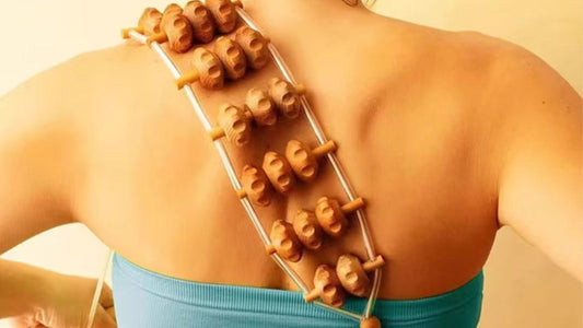 Femme utilisant un rouleau de massage en bois  pour soulager le mal de dos au bureau