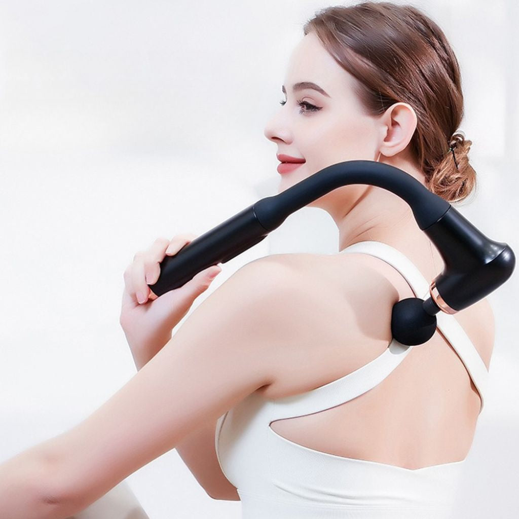 Femme de profil utilisant le pistolet de massage sur son omoplate, effet visuel de vibration en cercles concentriques