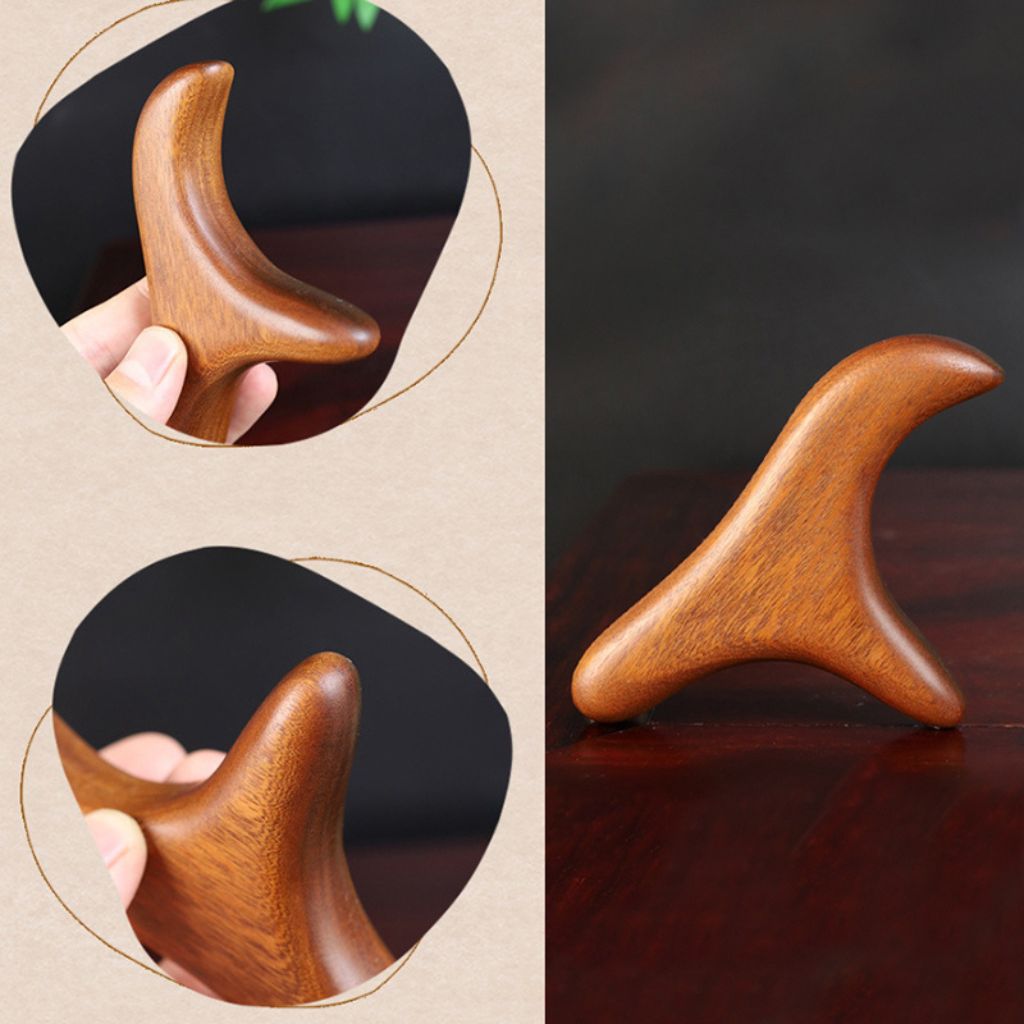 Détail de la prise en main de l'outil Gua Sha en bois de santal, vue de profil et en médaillons