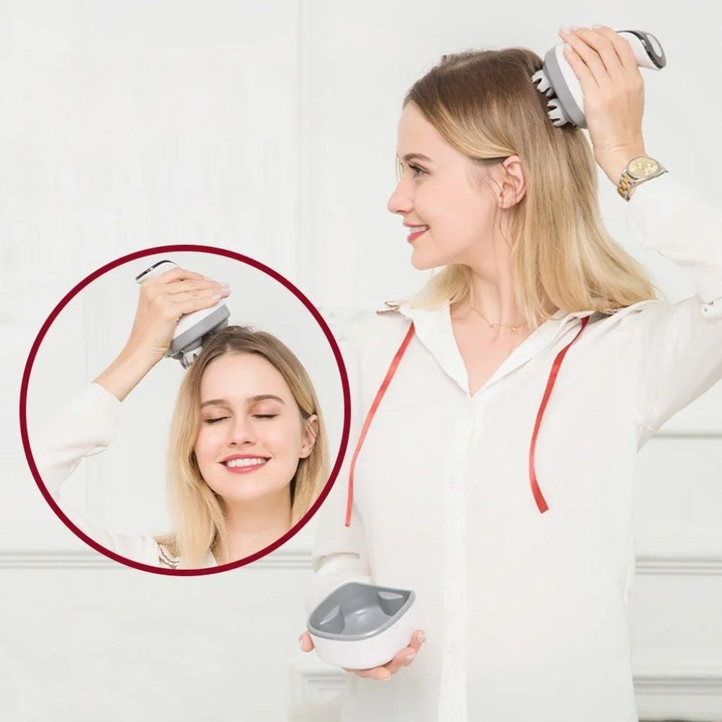 Femme souriante utilisant le masseur Soulavi sur le sommet du crâne, expression de bien-être et relaxation
