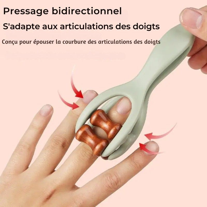 Technique de massage doigts à deux mains avec rouleau bois — poignets, phalanges et articulations