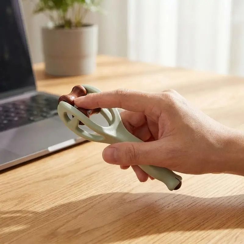 Utilisation masseur doigts bois au bureau devant écran — soulagement mains et poignets au travail