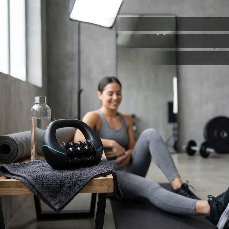 Masseur électrique Soulavi posé sur un banc de salle de sport avec femme sportive en récupération