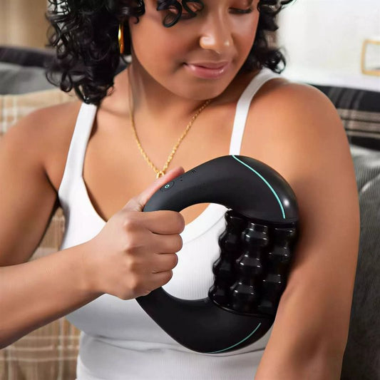 Femme utilisant le masseur électrique Soulavi sur le bras — percussion roulante soulagement musculaire profond