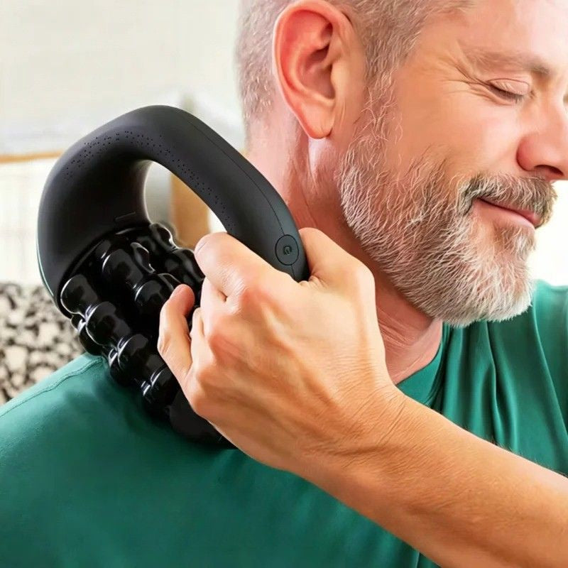 Homme utilisant le masseur électrique Soulavi sur la nuque — soulagement cervicales tensions post-écran
