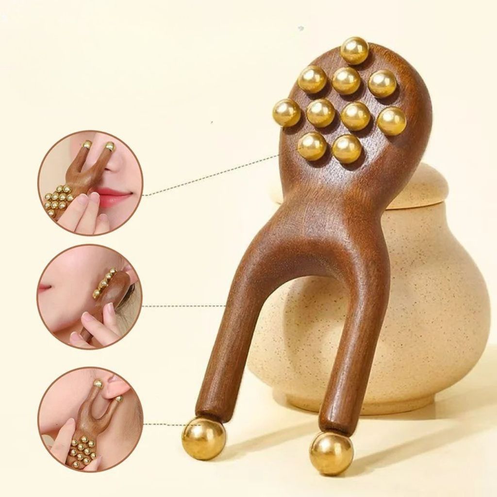 Packshot du masseur facial en bois posé contre un vase en céramique, trois médaillons montrant son usage sur la lèvre, le menton et l'oreille
