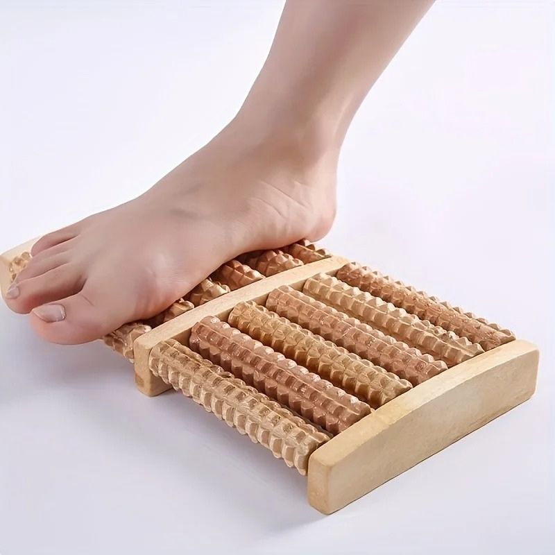 Personne assise utilisant le plateau masseur pieds bois Soulavi — détente et soulagement stress en position assise