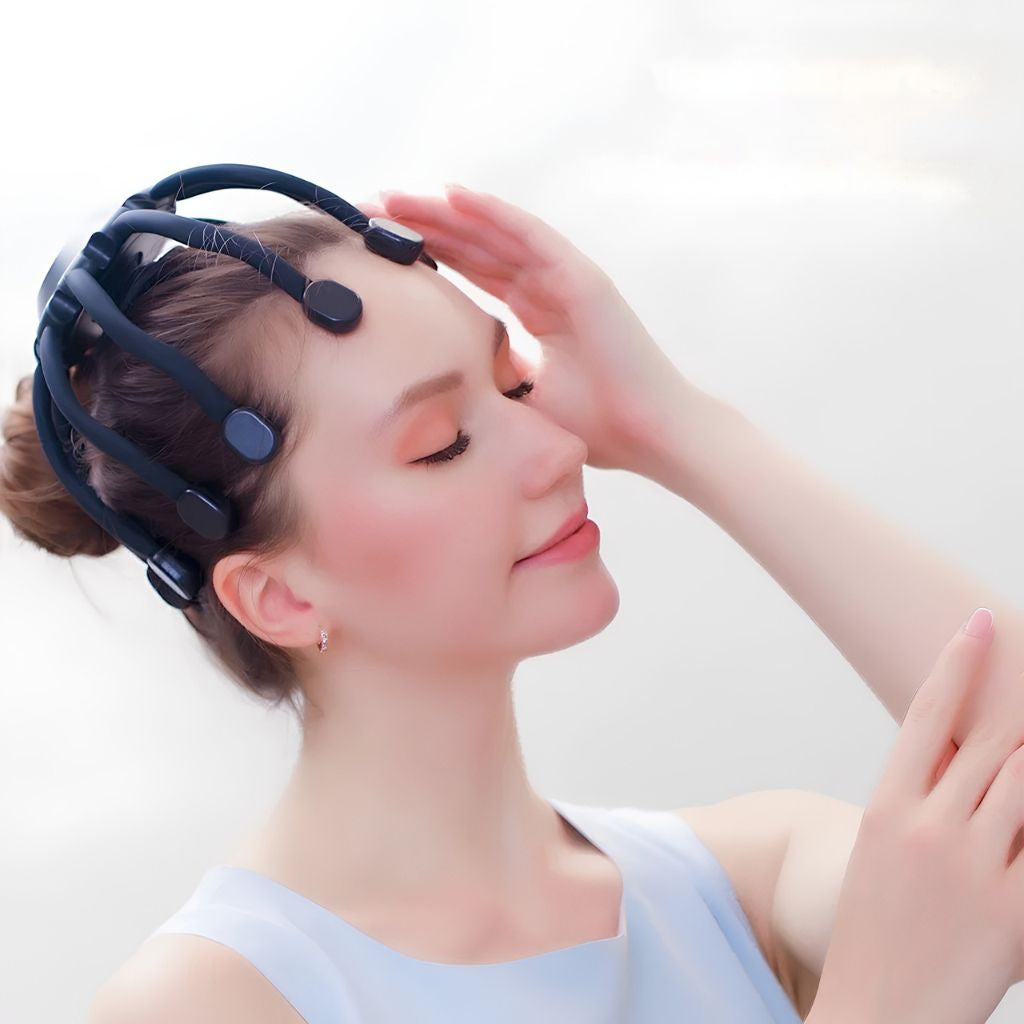 Femme de profil les yeux fermés portant le masseur de tête électrique Octopus, expression apaisée