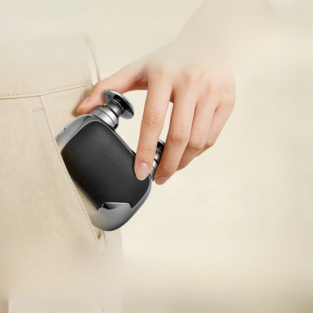 Main glissant le mini pistolet de massage dans une poche de pantalon beige