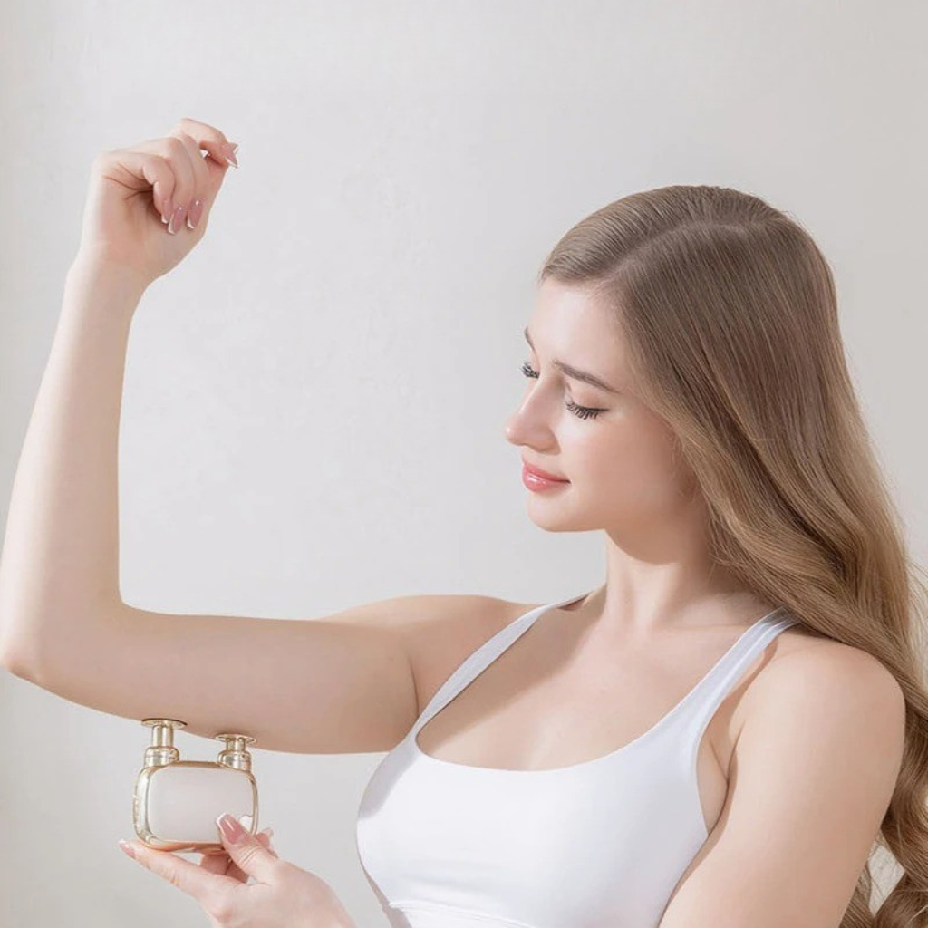 Femme bras levé tenant le mini pistolet de massage discret sous l'aisselle