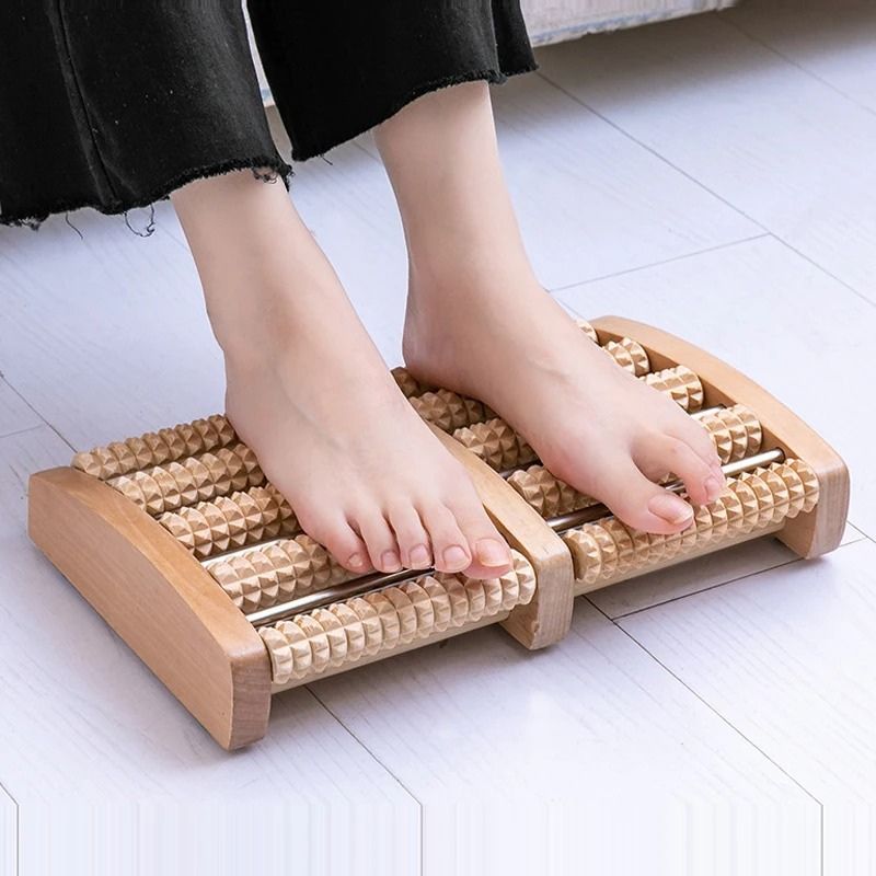 Deux pieds posés sur le plateau masseur en bois Soulavi — réflexologie et circulation sanguine à domicile