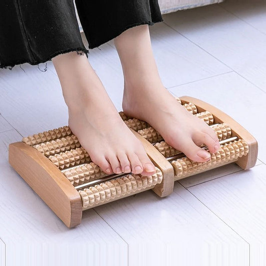 Deux pieds posés sur le plateau masseur en bois Soulavi — réflexologie et circulation sanguine à domicile