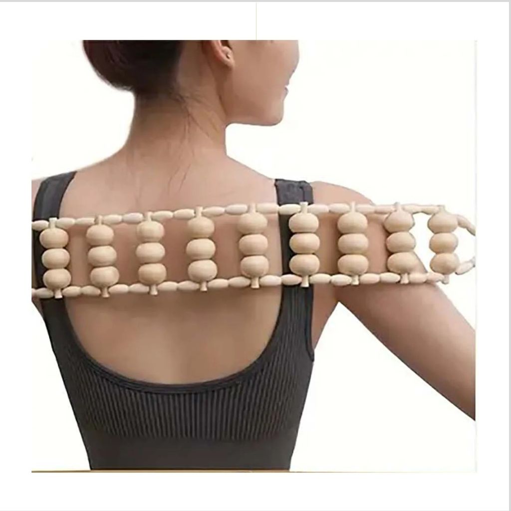 Femme de dos utilisant le rouleau de massage en bois à l'horizontale sur les épaules et les omoplates, bras tendu